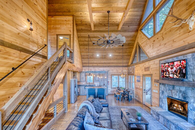 Luxury Mountain and Lake View Cabin - Blue Ridge, Georgia