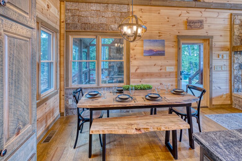 Luxury Mountain and Lake View Cabin - Blue Ridge, Georgia