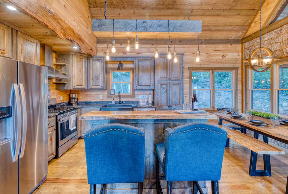 Luxury Mountain and Lake View Cabin - Blue Ridge, Georgia