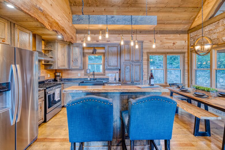 Luxury Mountain and Lake View Cabin - Blue Ridge, Georgia