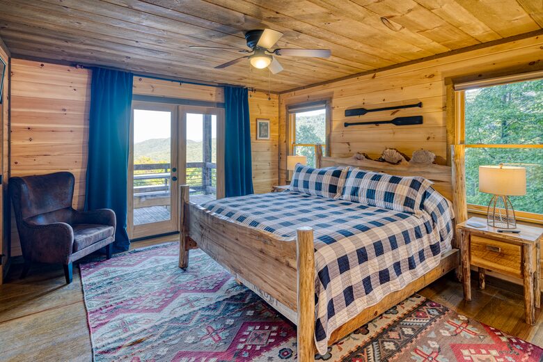 Luxury Mountain and Lake View Cabin - Blue Ridge, Georgia