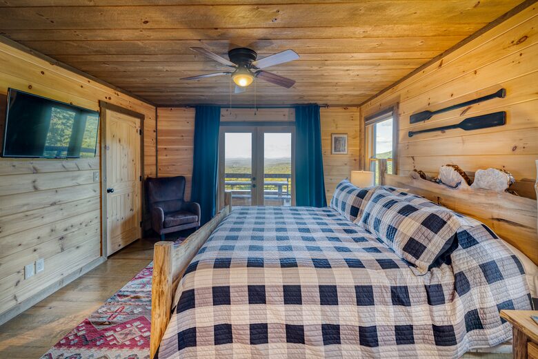 Luxury Mountain and Lake View Cabin - Blue Ridge, Georgia