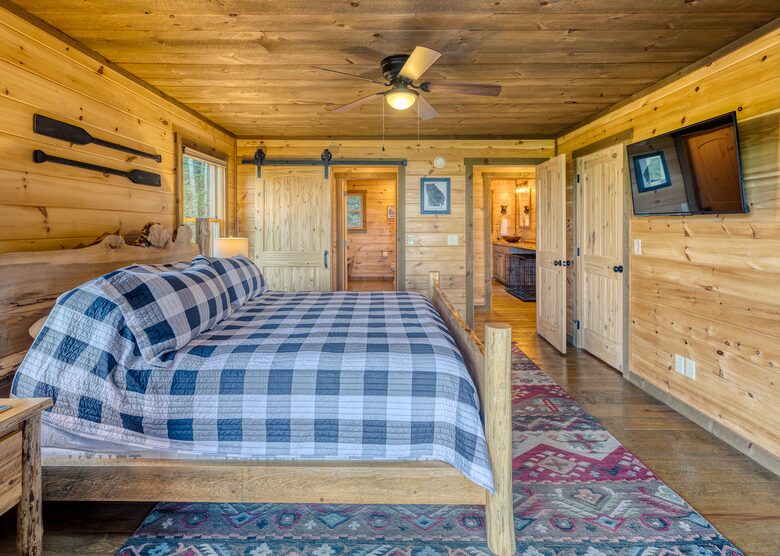 Luxury Mountain and Lake View Cabin - Blue Ridge, Georgia