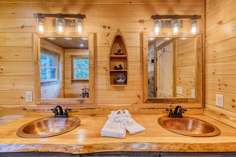 Luxury Mountain and Lake View Cabin - Blue Ridge, Georgia