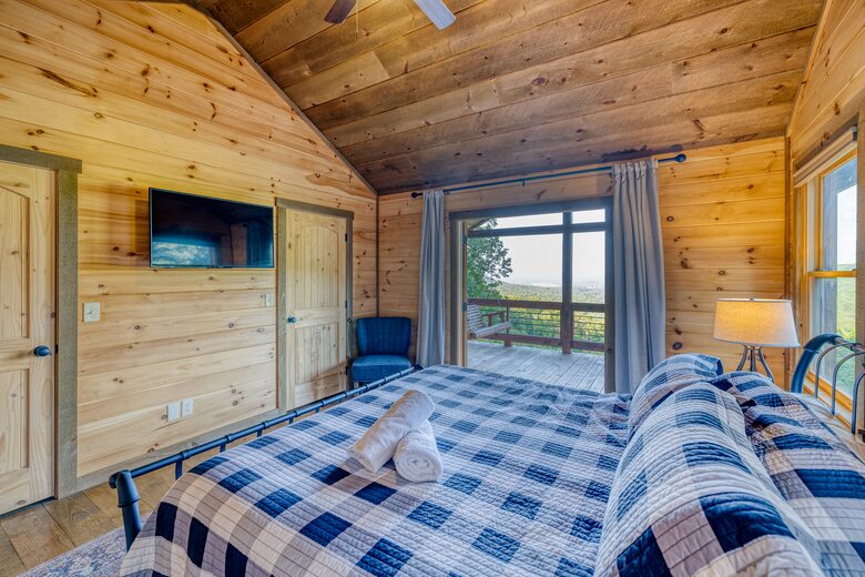 Luxury Mountain and Lake View Cabin - Blue Ridge, Georgia