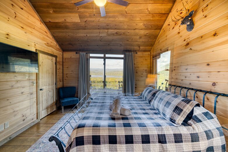 Luxury Mountain and Lake View Cabin - Blue Ridge, Georgia