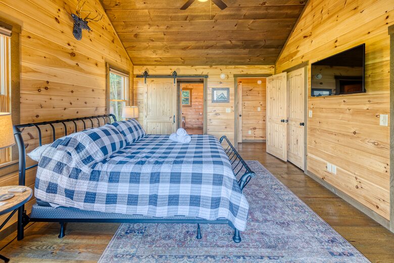 Luxury Mountain and Lake View Cabin - Blue Ridge, Georgia