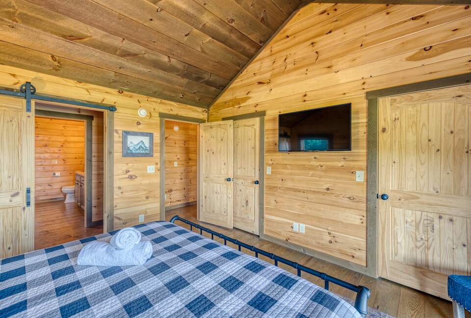 Luxury Mountain and Lake View Cabin - Blue Ridge, Georgia