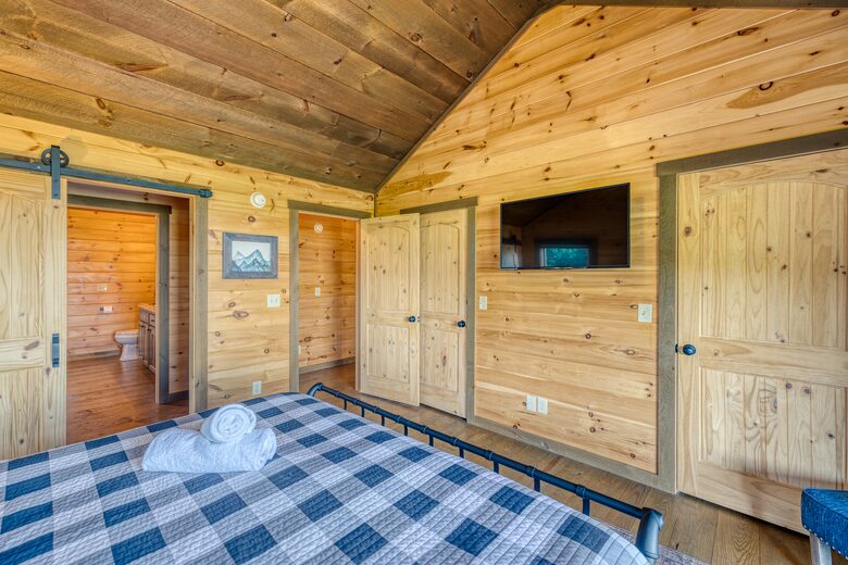 Luxury Mountain and Lake View Cabin - Blue Ridge, Georgia