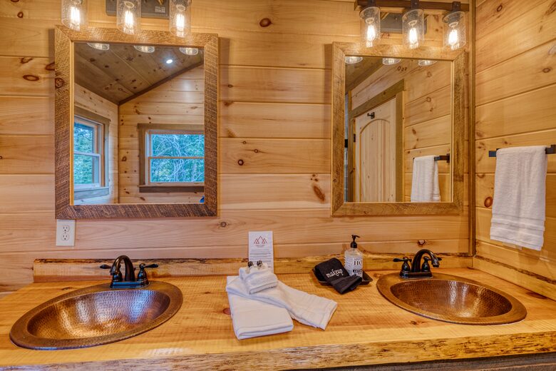 Luxury Mountain and Lake View Cabin - Blue Ridge, Georgia