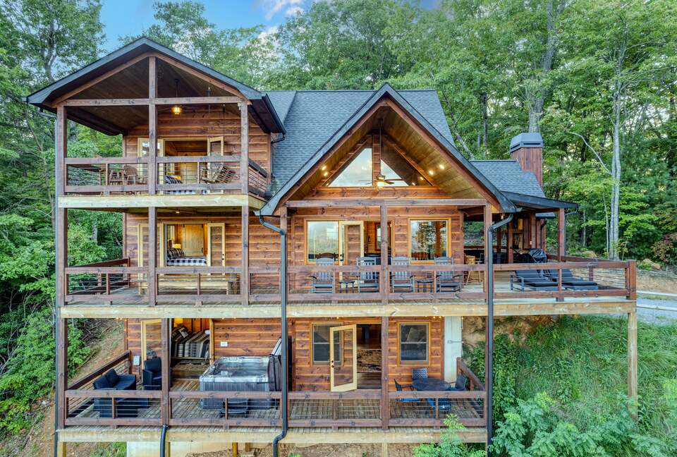 Luxury Mountain and Lake View Cabin - Blue Ridge, Georgia