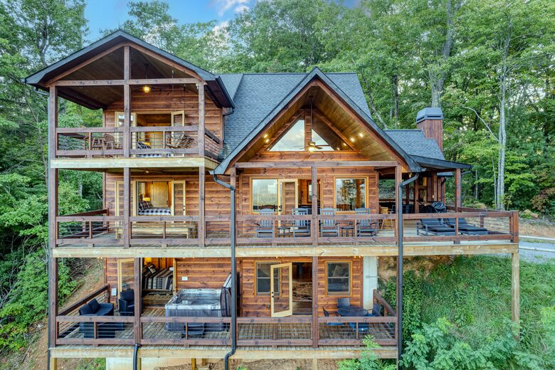 Luxury Mountain and Lake View Cabin - Blue Ridge, Georgia