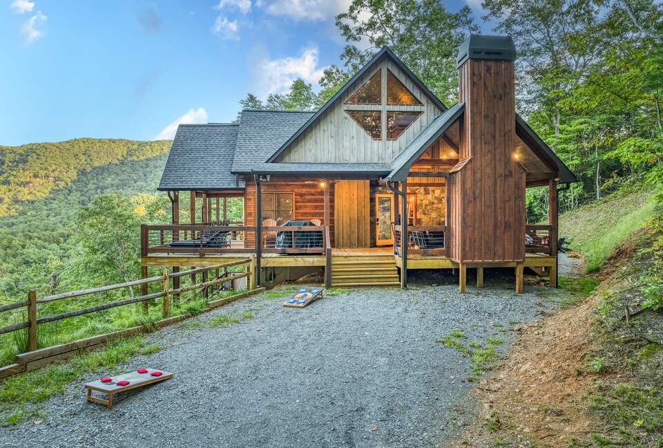 Luxury Mountain and Lake View Cabin - Blue Ridge, Georgia