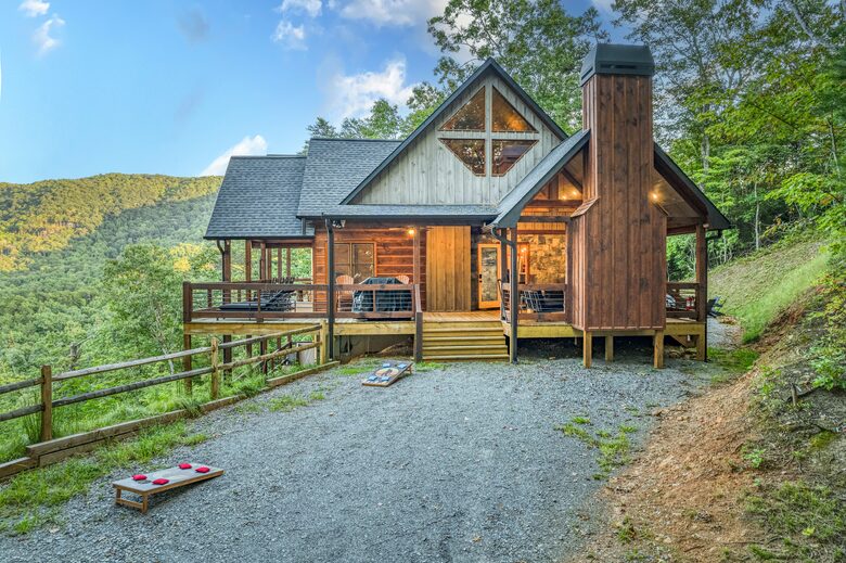 Luxury Mountain and Lake View Cabin - Blue Ridge, Georgia