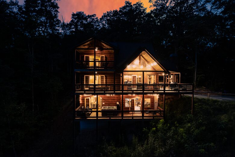 Luxury Mountain and Lake View Cabin - Blue Ridge, Georgia
