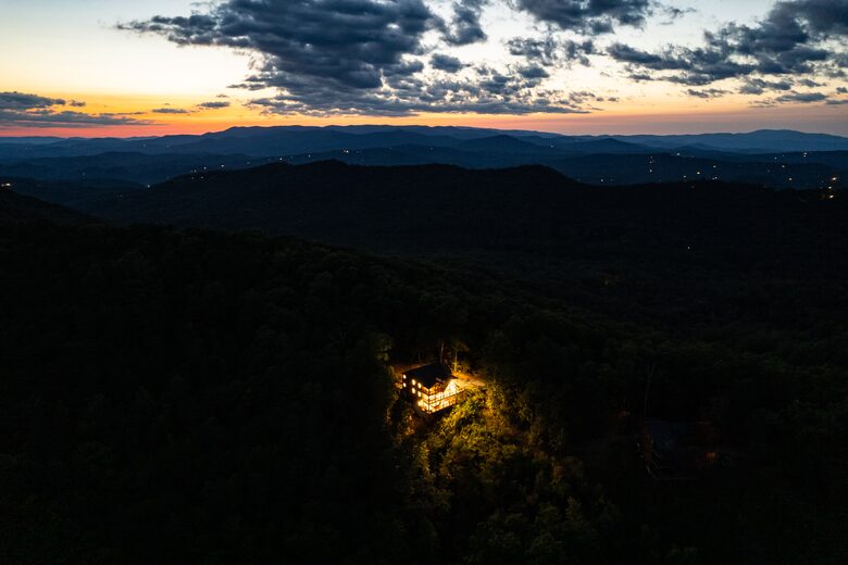 Luxury Mountain and Lake View Cabin - Blue Ridge, Georgia