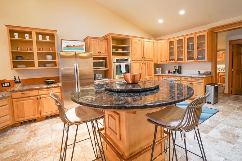 Wild Oyster Lodge on Hood Canal | Beach and Hot Tub - Quilcene, Washington