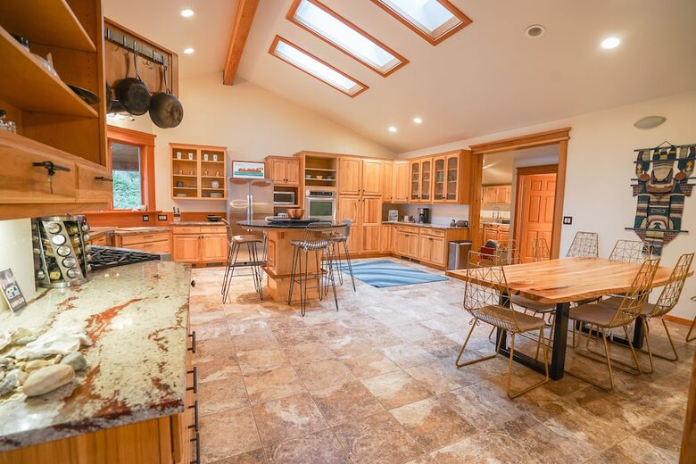 Wild Oyster Lodge on Hood Canal | Beach and Hot Tub - Quilcene, Washington