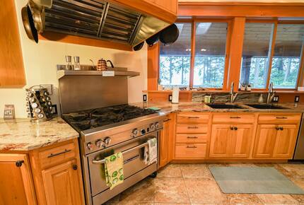 Wild Oyster Lodge on Hood Canal | Beach and Hot Tub - Quilcene, Washington