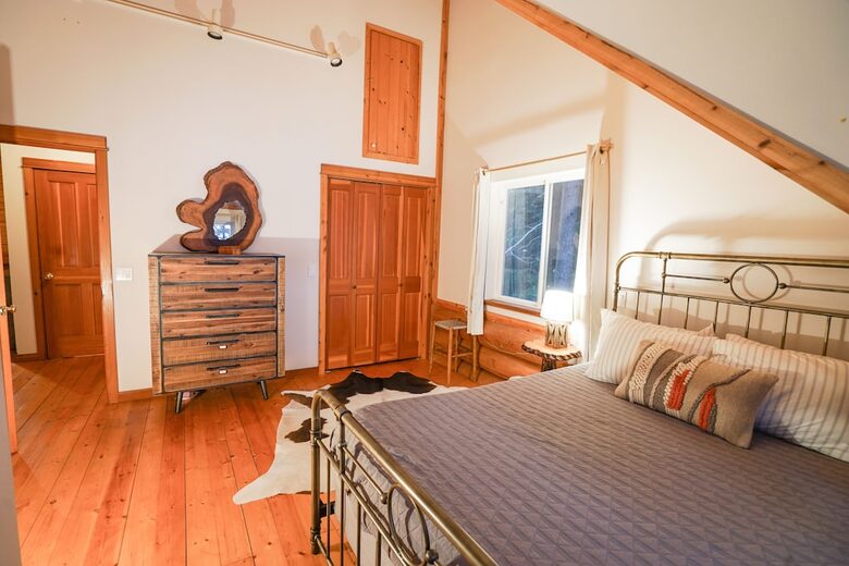 Wild Oyster Lodge on Hood Canal | Beach and Hot Tub - Quilcene, Washington