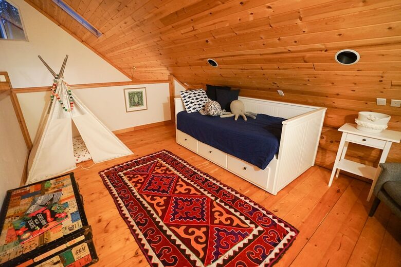 Wild Oyster Lodge on Hood Canal | Beach and Hot Tub - Quilcene, Washington