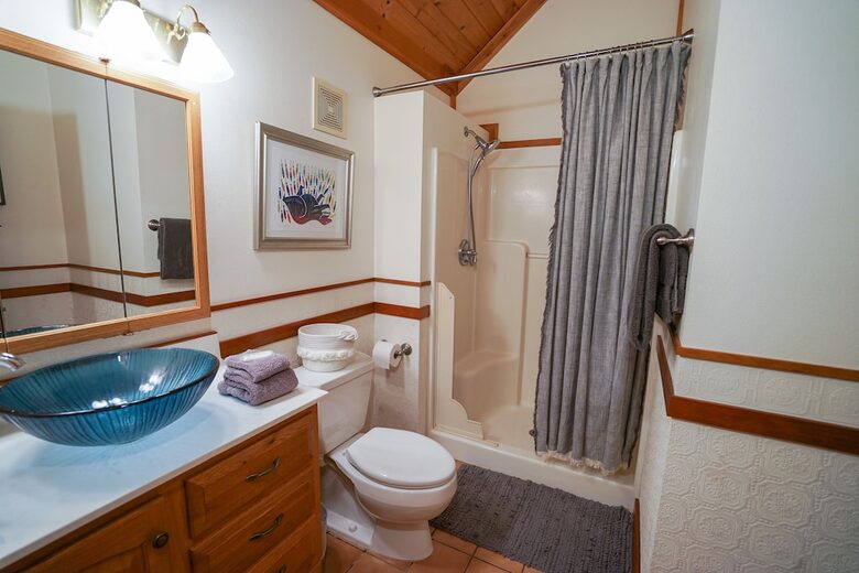 Wild Oyster Lodge on Hood Canal | Beach and Hot Tub - Quilcene, Washington