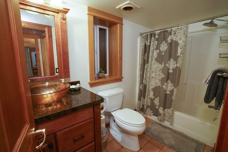 Wild Oyster Lodge on Hood Canal | Beach and Hot Tub - Quilcene, Washington