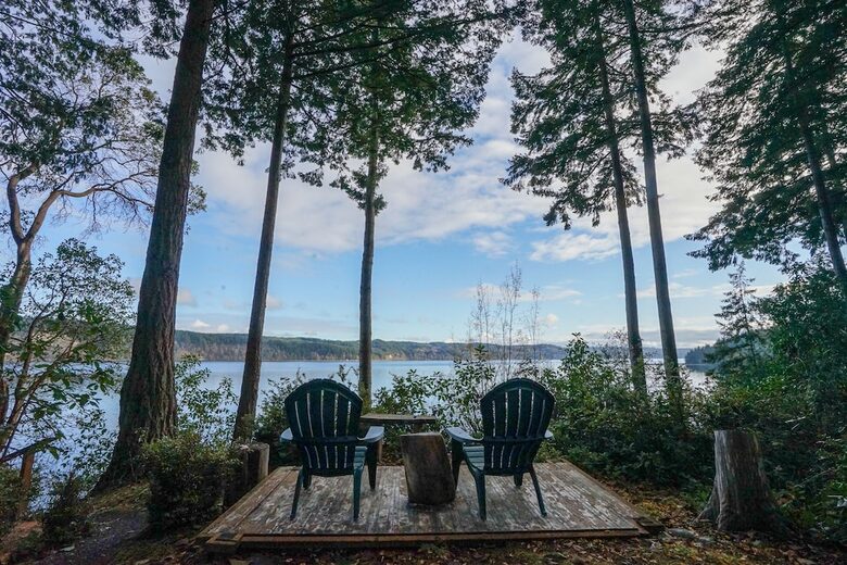 Wild Oyster Lodge on Hood Canal | Beach and Hot Tub - Quilcene, Washington
