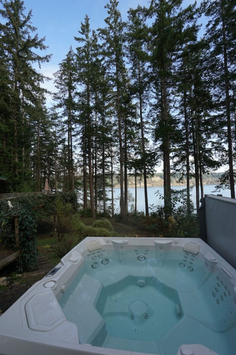 Wild Oyster Lodge on Hood Canal | Beach and Hot Tub - Quilcene, Washington