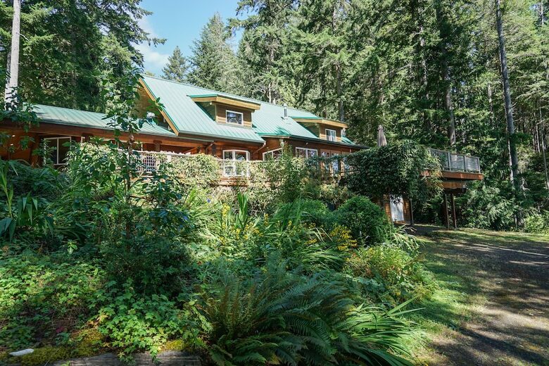 Wild Oyster Lodge on Hood Canal | Beach and Hot Tub - Quilcene, Washington