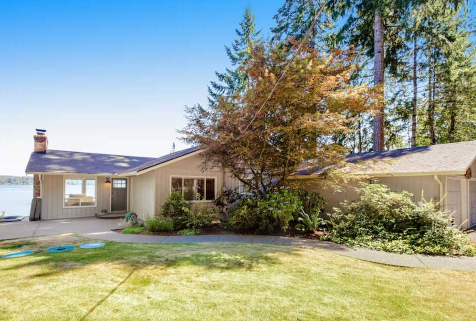 Sound of Sight Bayfront Stunner - Allyn, Washington