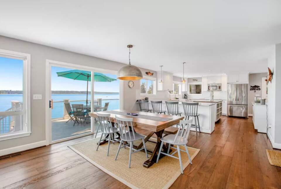 Sound of Sight Bayfront Stunner - Allyn, Washington