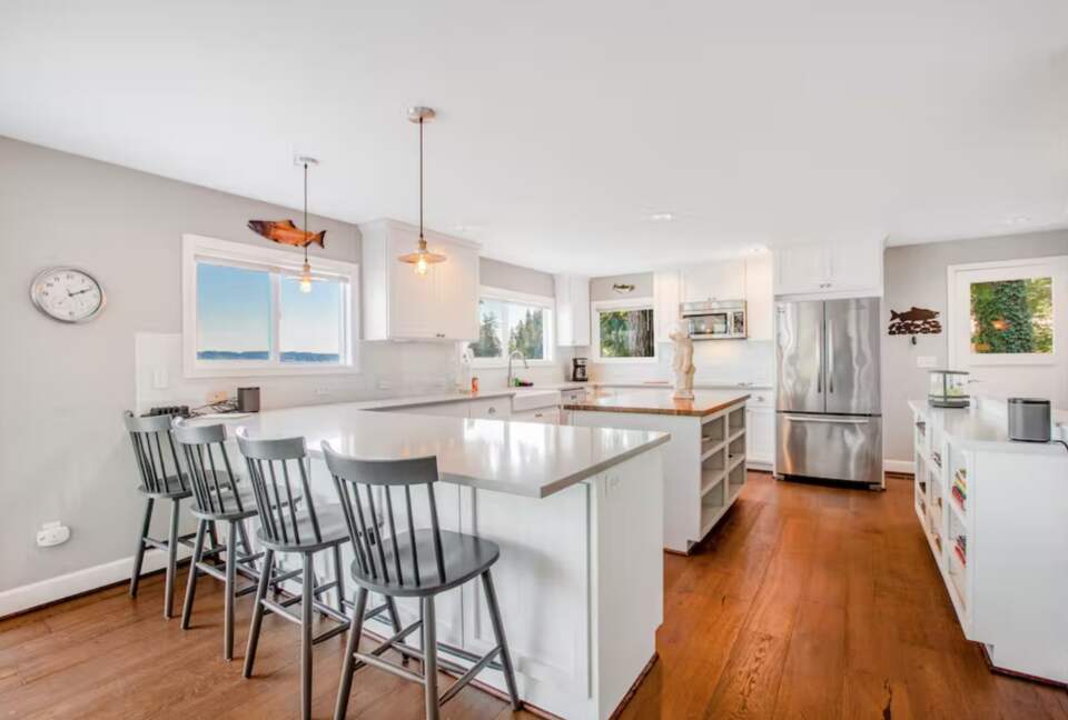 Sound of Sight Bayfront Stunner - Allyn, Washington