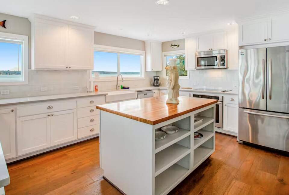 Sound of Sight Bayfront Stunner - Allyn, Washington