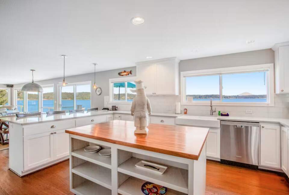 Sound of Sight Bayfront Stunner - Allyn, Washington