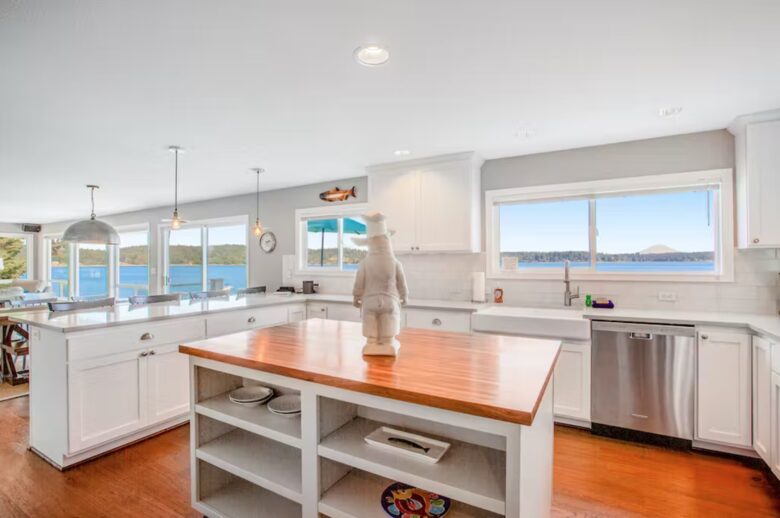 Sound of Sight Bayfront Stunner - Allyn, Washington