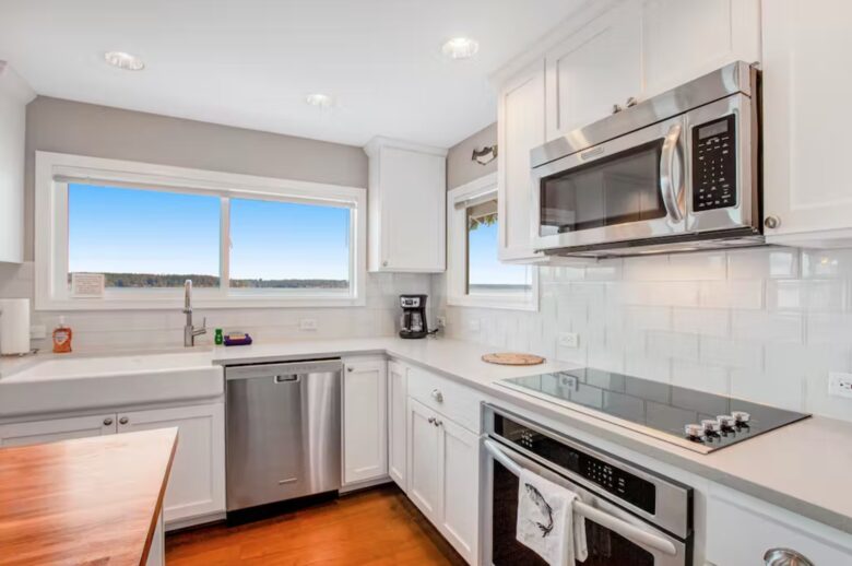 Sound of Sight Bayfront Stunner - Allyn, Washington