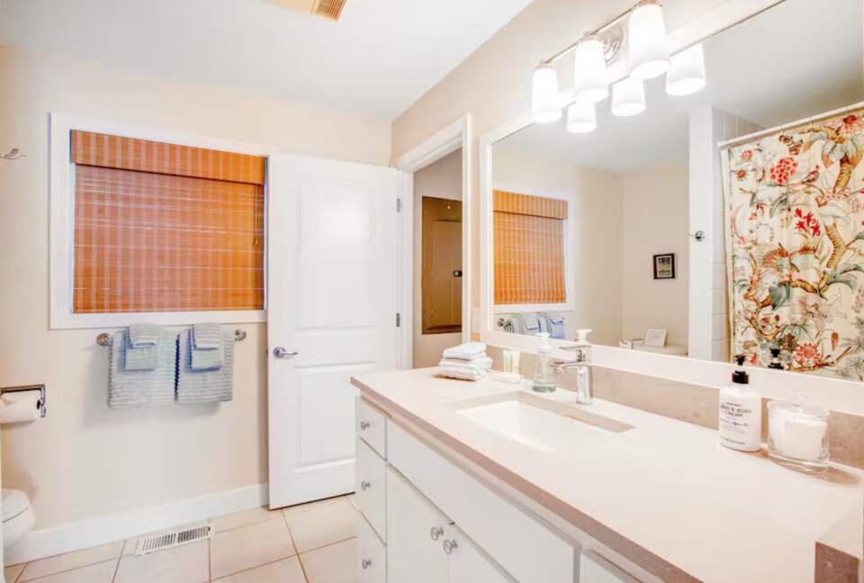 Sound of Sight Bayfront Stunner - Allyn, Washington