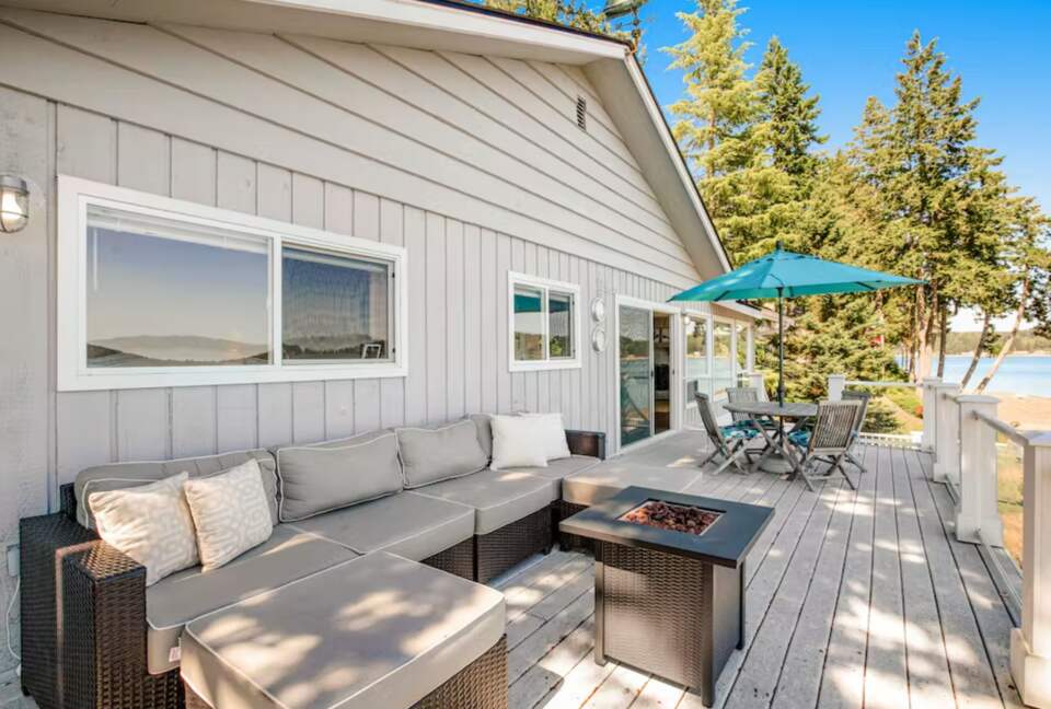 Sound of Sight Bayfront Stunner - Allyn, Washington