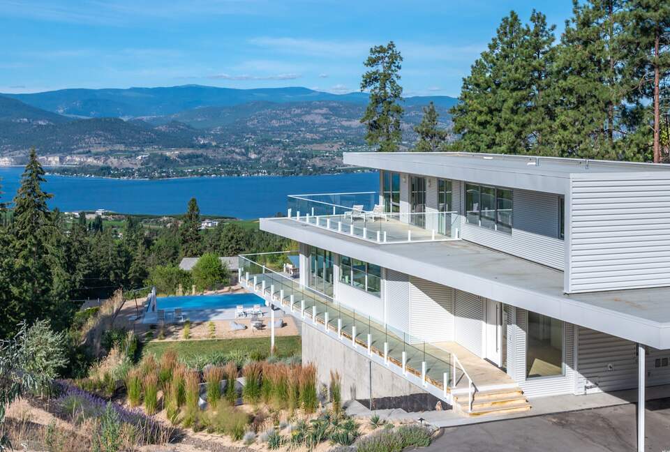 Modern Lakeview Villa with Private Pool - Naramata, Canada