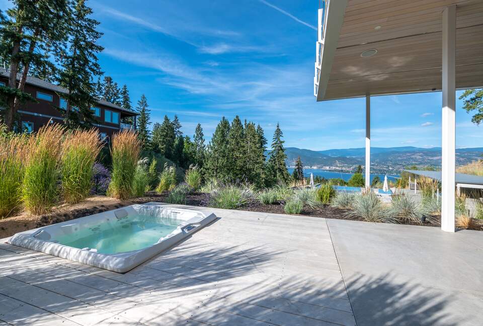 Modern Lakeview Villa with Private Pool - Naramata, Canada