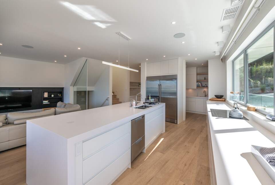 Modern Lakeview Villa with Private Pool - Naramata, Canada