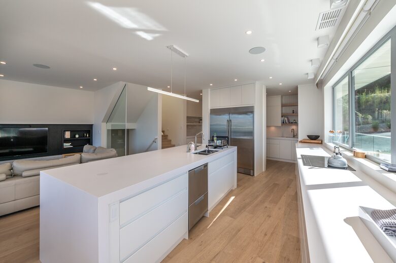 Modern Lakeview Villa with Private Pool - Naramata, Canada