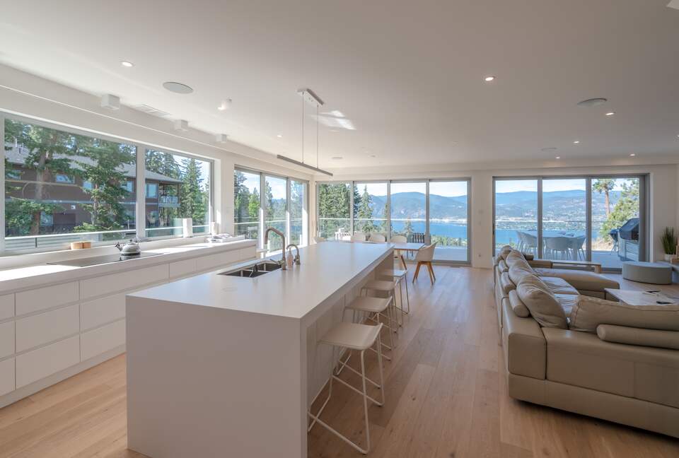 Modern Lakeview Villa with Private Pool - Naramata, Canada