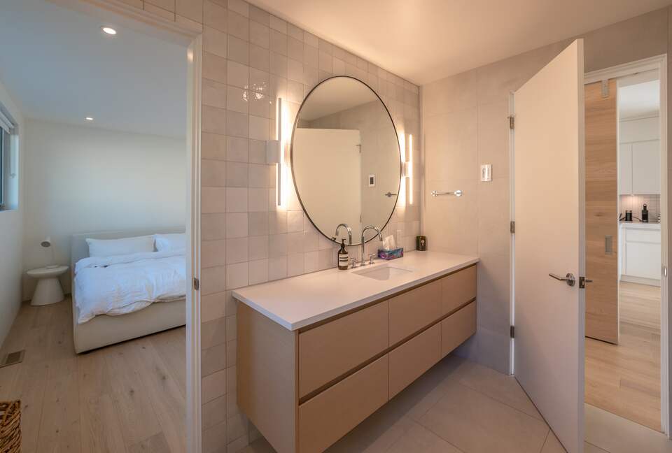 Modern Lakeview Villa with Private Pool - Naramata, Canada