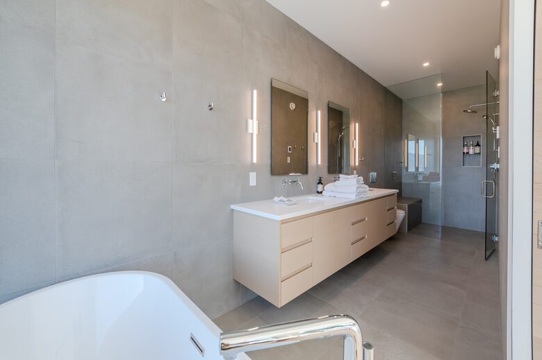 Modern Lakeview Villa with Private Pool - Naramata, Canada