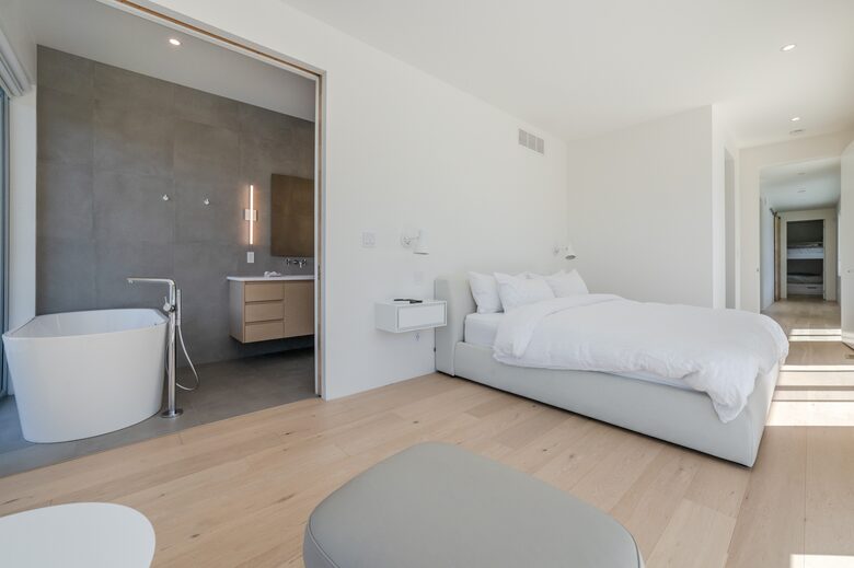 Modern Lakeview Villa with Private Pool - Naramata, Canada