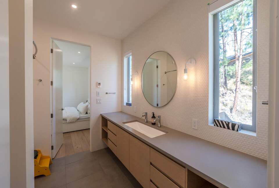 Modern Lakeview Villa with Private Pool - Naramata, Canada