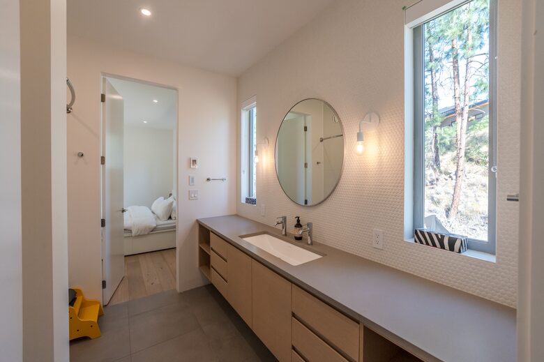 Modern Lakeview Villa with Private Pool - Naramata, Canada