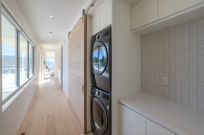 Modern Lakeview Villa with Private Pool - Naramata, Canada